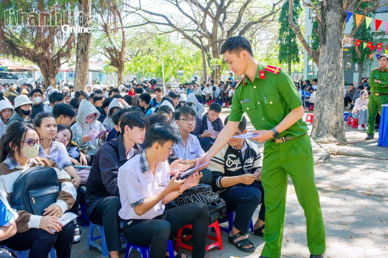Phát tờ rơi tuyên truyền các quy định của pháp luật về phòng cháy, chữa cháy, phòng chống ma túy.