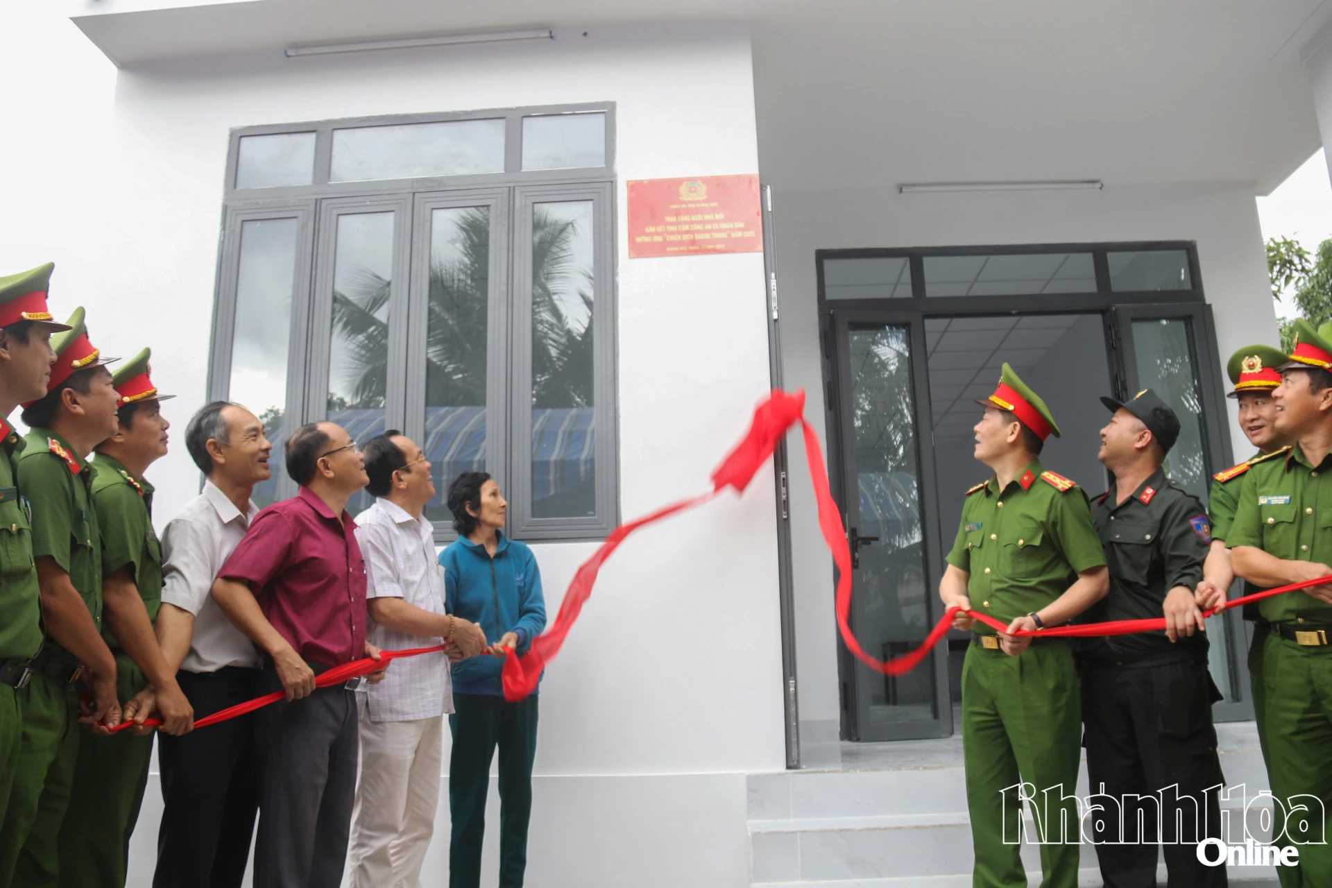 Chỉ trong một thời gian ngắn,
trên những nền đất cũ đã
có những căn nhà kiên cố được dựng lên. Bà Nguyễn Thị Mỹ Châu cùng cán bộ, chiến sĩ Công an tỉnh và chính quyền địa phương
cắt băng khánh thành
căn nhà mới. Ảnh: THÀNH LONG