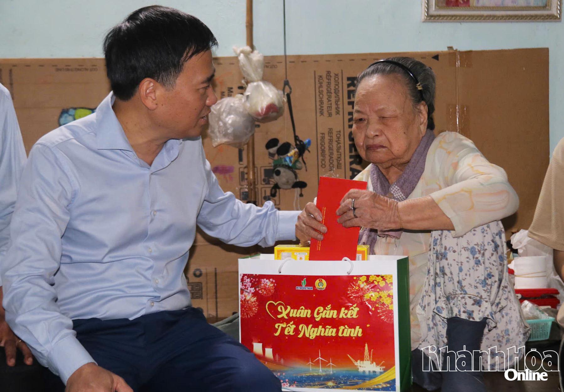 Đại diện lãnh đạo Công đoàn Petrovietnam trao quà Tết cho một hộ nghèo ở phường Nam Nha Trang.