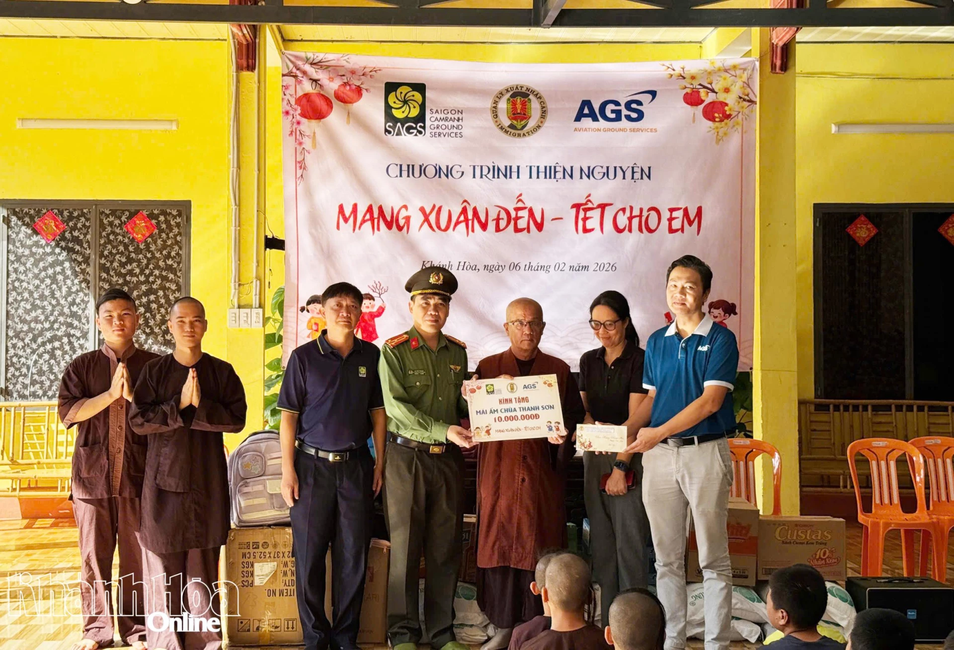 Đoàn thiện nguyện trao quà Tết tại Mái ấm Chùa Thanh Sơn.

