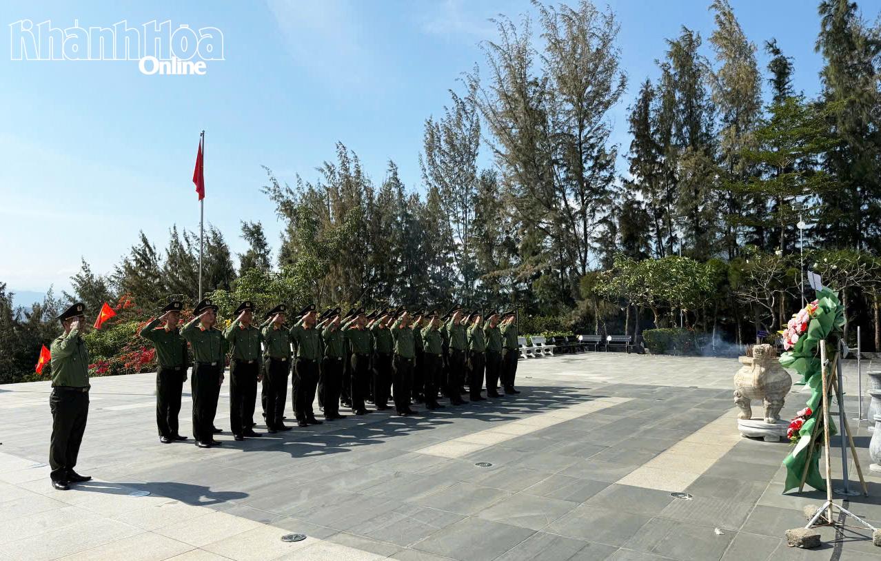 Đội kiểm soát mục tiêu dâng hoa, dâng hương tưởng nhớ các anh hùng liệt sĩ.