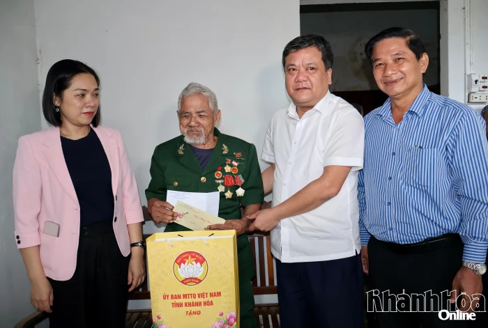 Chủ tịch UBND tỉnh Trần Phong thăm, tặng quà Tết tại xã Đông Khánh Sơn 