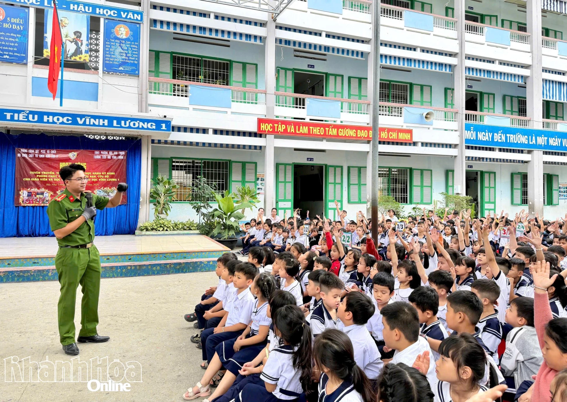 Cán bộ Đội Chữa cháy và cứu nạn, cứu hộ khu vực 9 trực tiếp hướng dẫn kỹ năng phòng cháy, chữa cháy cho các em học sinh.