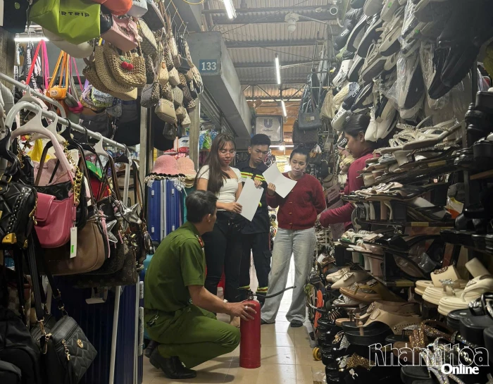 Tuyên truyền phòng cháy, chữa cháy cho tiểu thương chợ Vĩnh Hải