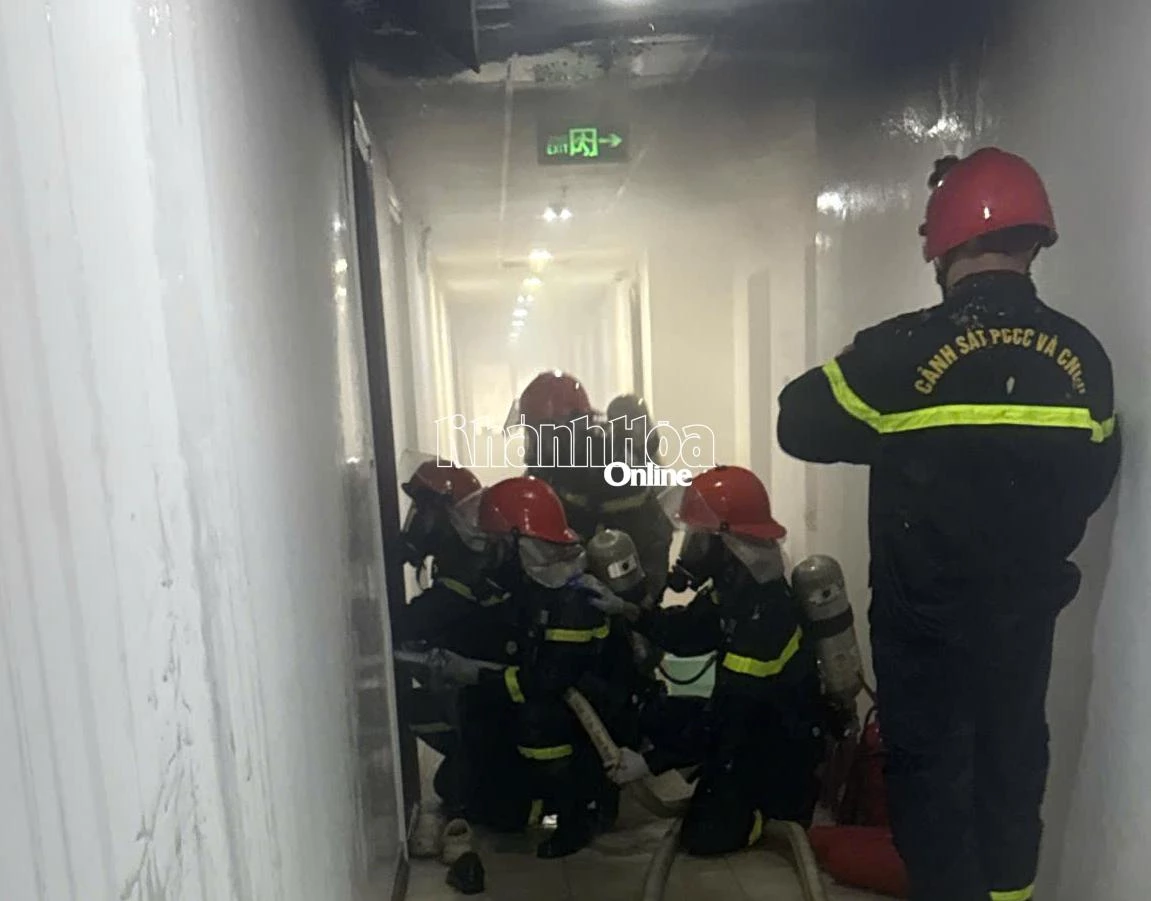 Các chiến sĩ chữa cháy nỗ lực dập lửa tại hiện trường.