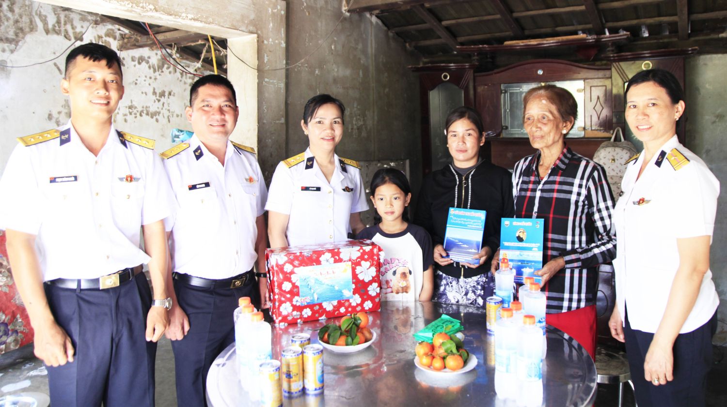 Đoàn công tác tặng quà Tết cho cháu Mang Võ Khánh Băng (xã Suối Hiệp).
