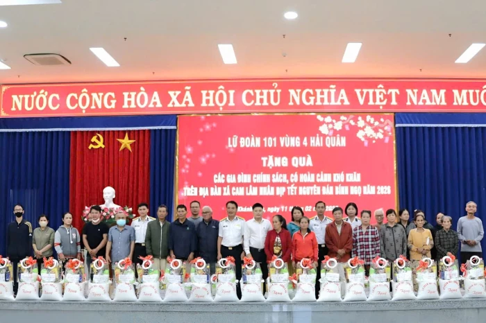 Lữ đoàn 101, Vùng 4 Hải quân trao quà Tết cho 60 hộ gia đình chính sách xã Cam Lâm