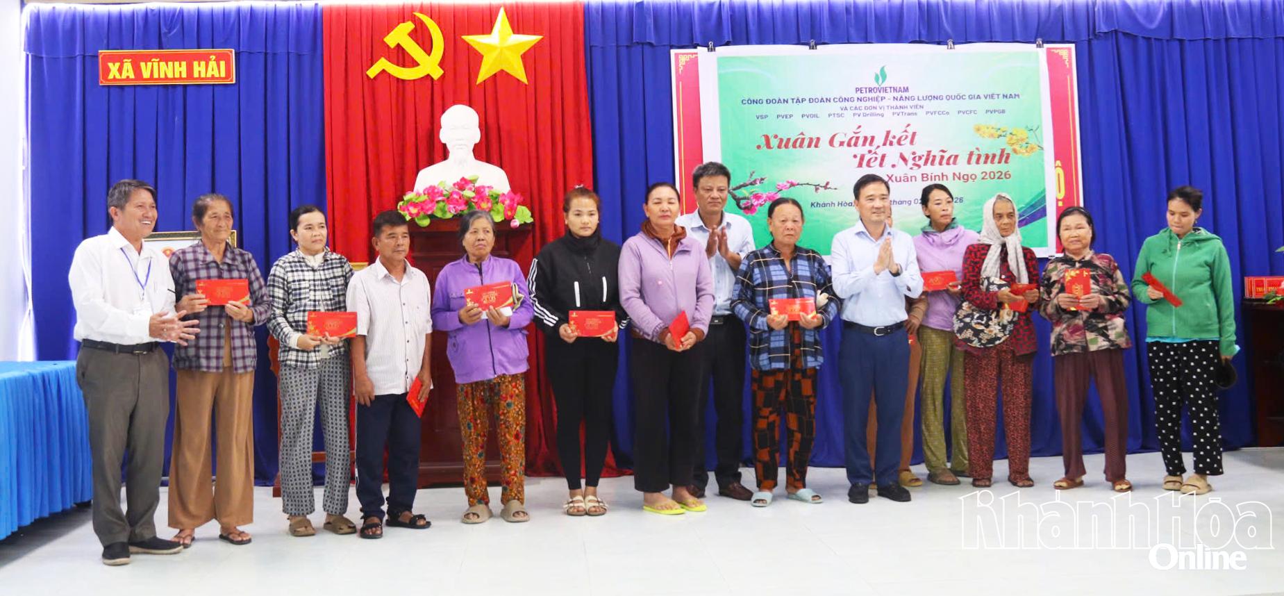 Đoàn công tác trao quà Tết cho các hộ nghèo xã Vĩnh Hải.