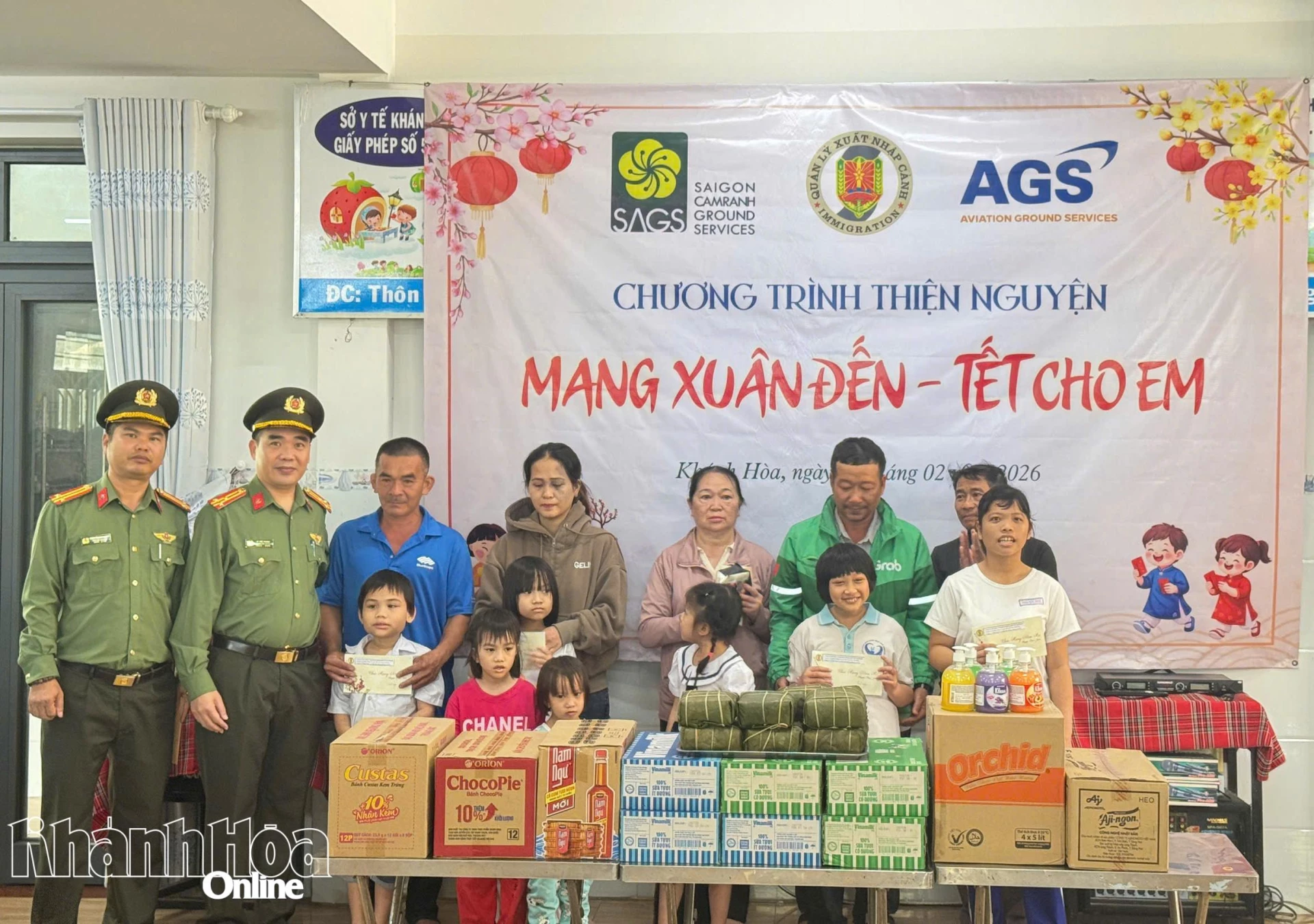 Đoàn thiện nguyện trao quà Tết tại Cơ sở chăm sóc - giáo dục trẻ khuyết tật Sao Mai.