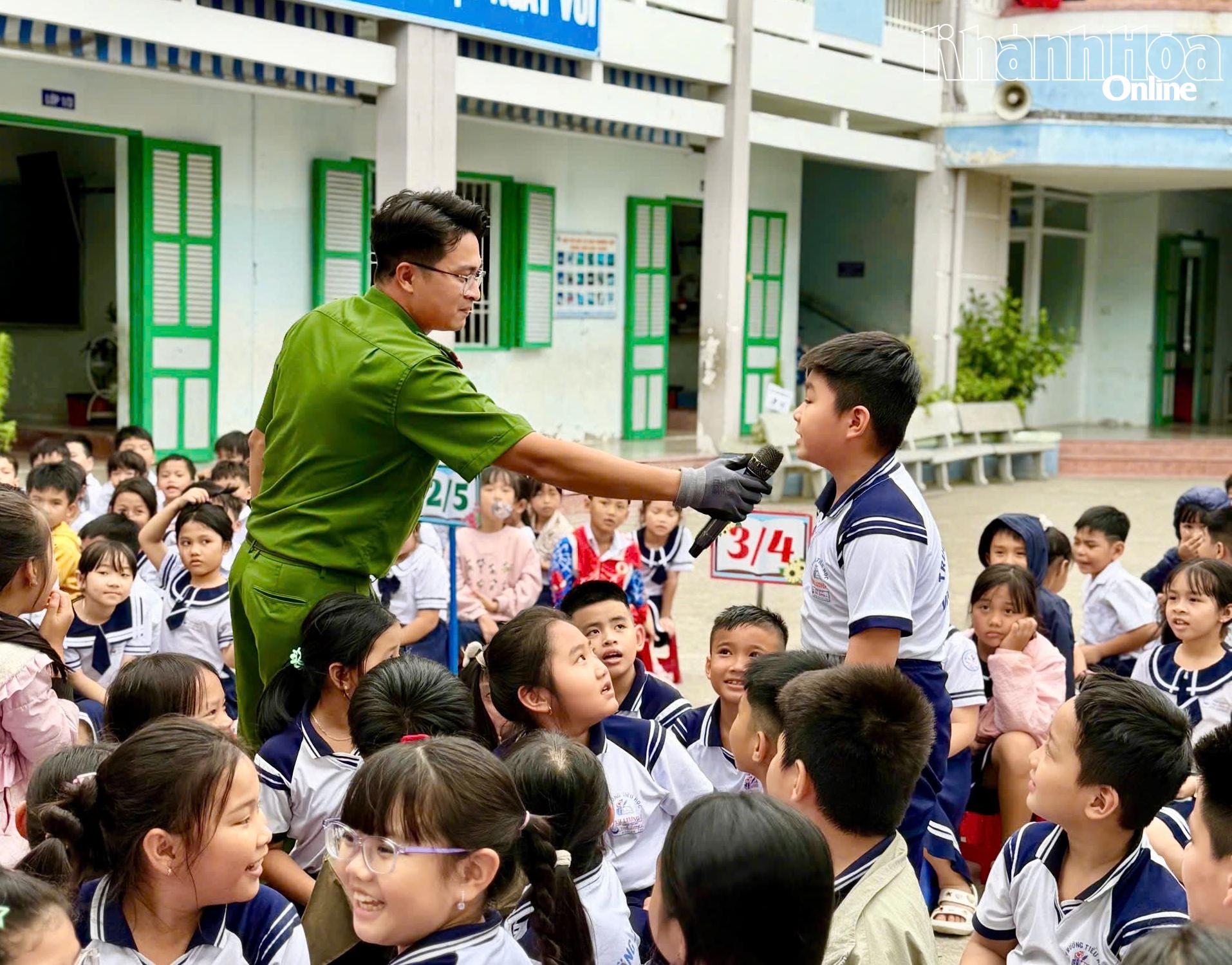 Phần hỏi đáp được các em học sinh hào hứng tham gia.