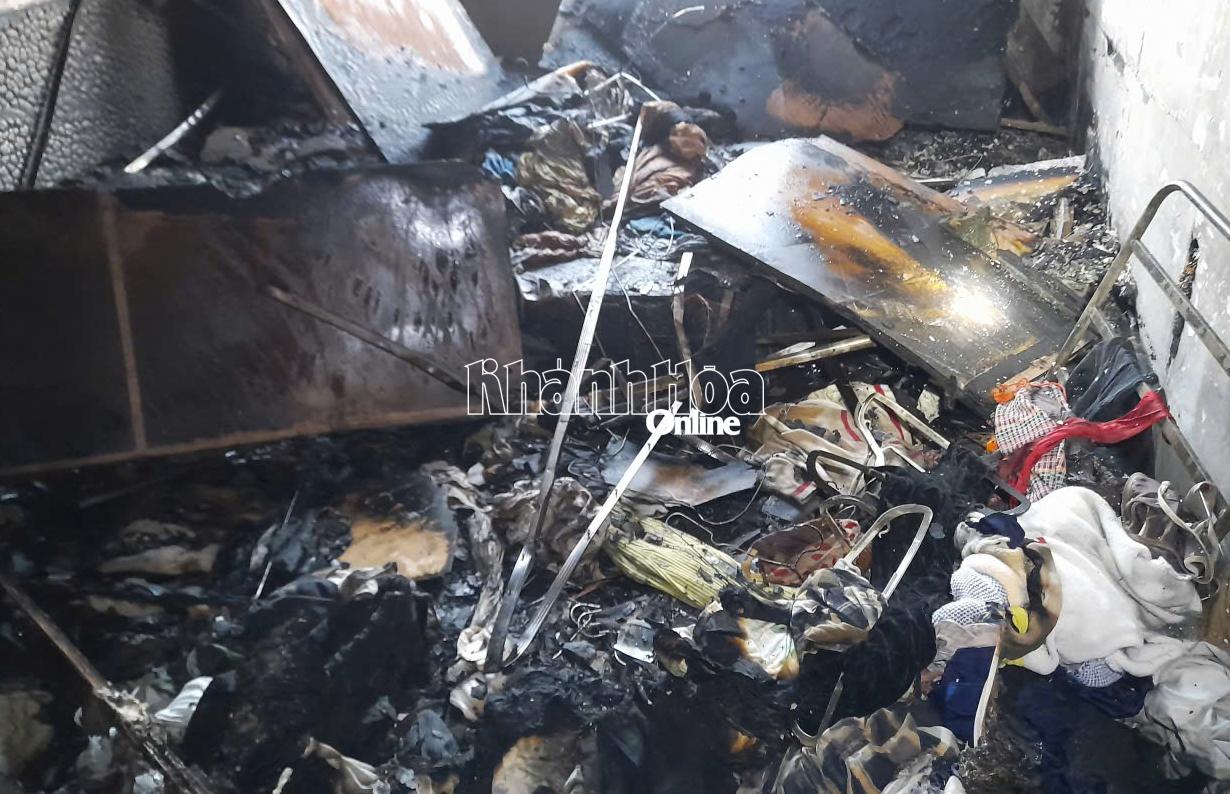 Nhiều đồ đạt trong căn hộ đã bị ngọn lửa thiêu rụi.