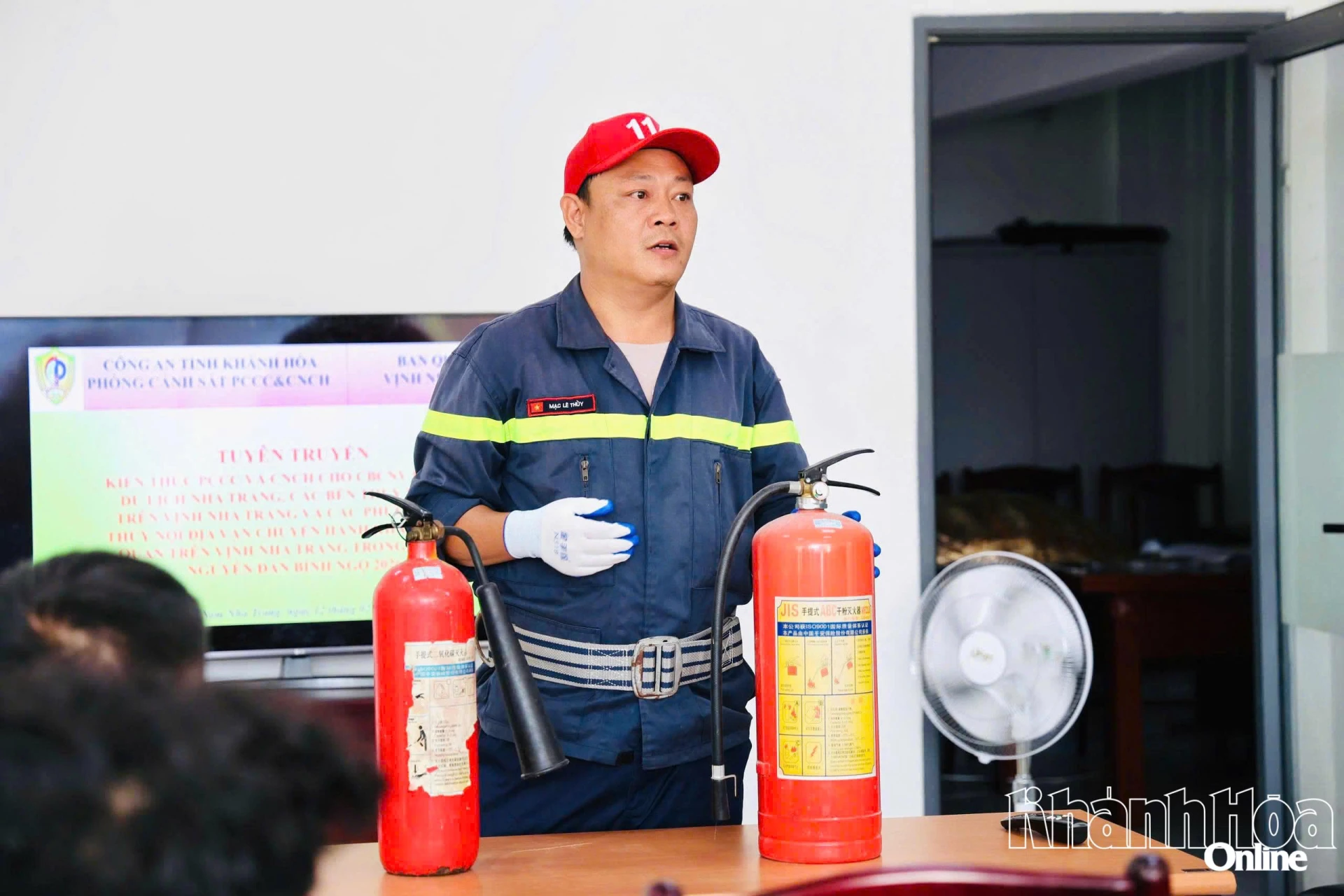 Cán bộ chữa cháy hướng dẫn kỹ năng sử dụng bình chữa cháy xách tay trên các phương tiện tàu du lịch khi xảy ra sự cố.