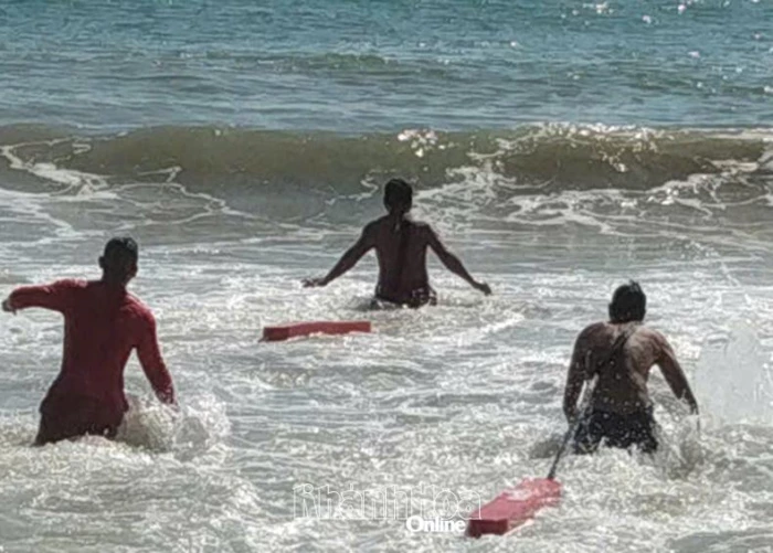 Cứu 2 du khách bị sóng biển cuốn ra xa bờ