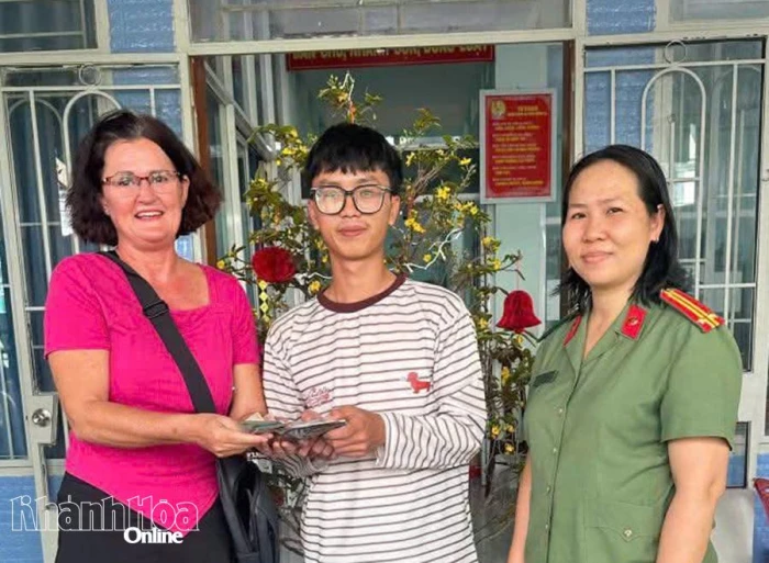 Du khách Na Uy nhặt được ví tiền giao lại Công an phường Bắc Nha Trang tìm người đánh mất