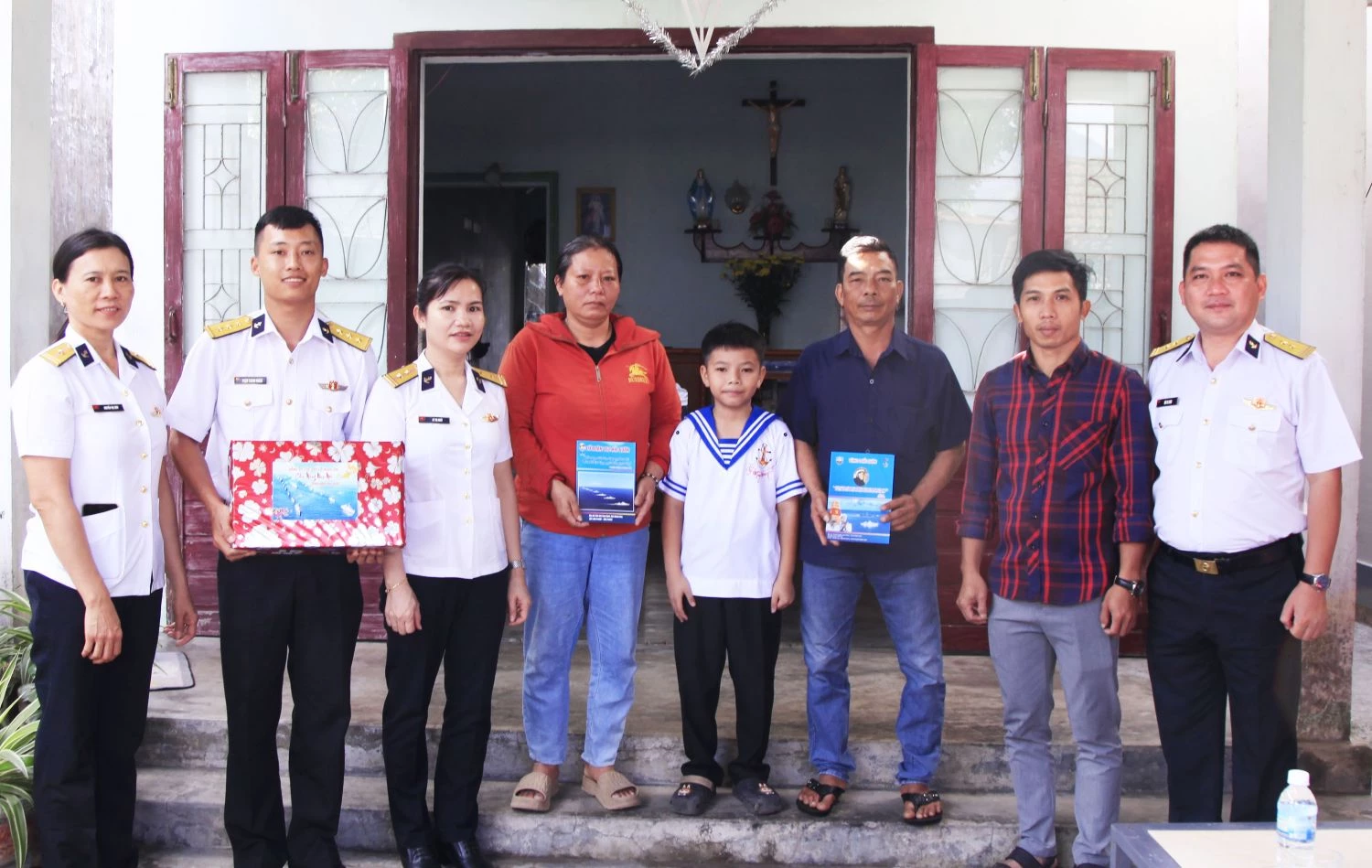 Trao tặng quà Tết cho cháu Hoàng Trí Bảo (xã Cam Lâm).