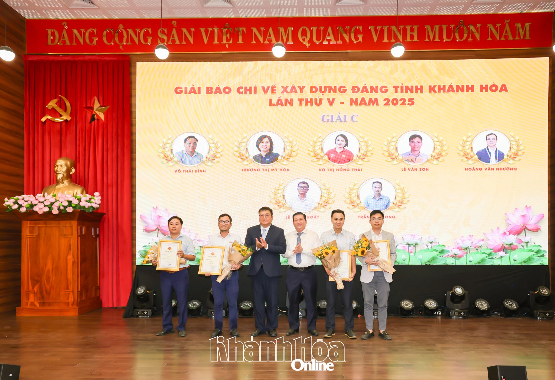 Đồng chí Võ Hoàn Hải và đồng chí Nguyễn Đức Tiến trao giải C cho các tác giả, nhóm tác giả (Ảnh: C.Định).