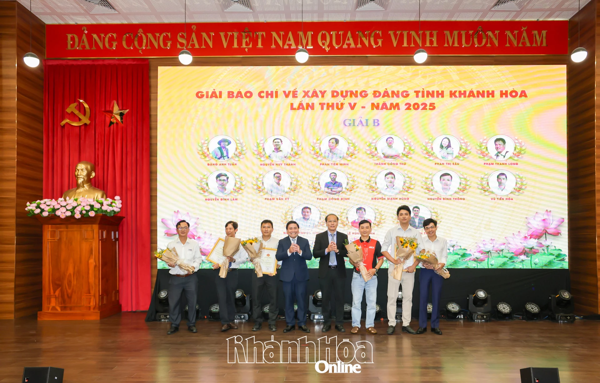 Đồng chí Lâm Đông và đồng chí Nguyễn Khắc Hà trao giải B cho các tác giả, nhóm tác giả.