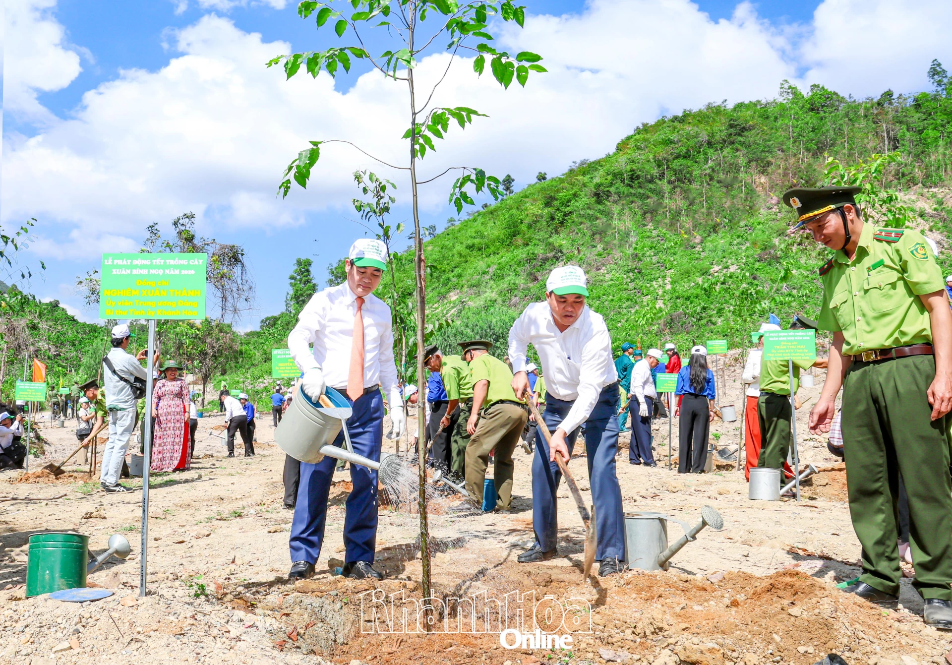 Đồng chí Nghiêm Xuân Thành - Ủy viên Trung ương Đảng, Bí thư Tỉnh ủy tham gia trồng cây.