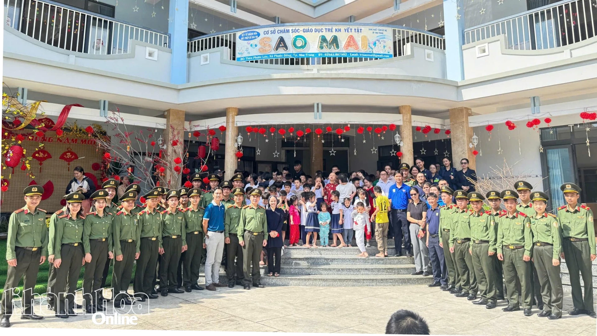 Đoàn thiện nguyện chụp ảnh lưu niệm với các Xơ, các em nhỏ khuyết tật tại Cơ sở chăm sóc - giáo dục trẻ khuyết tật Sao Mai.