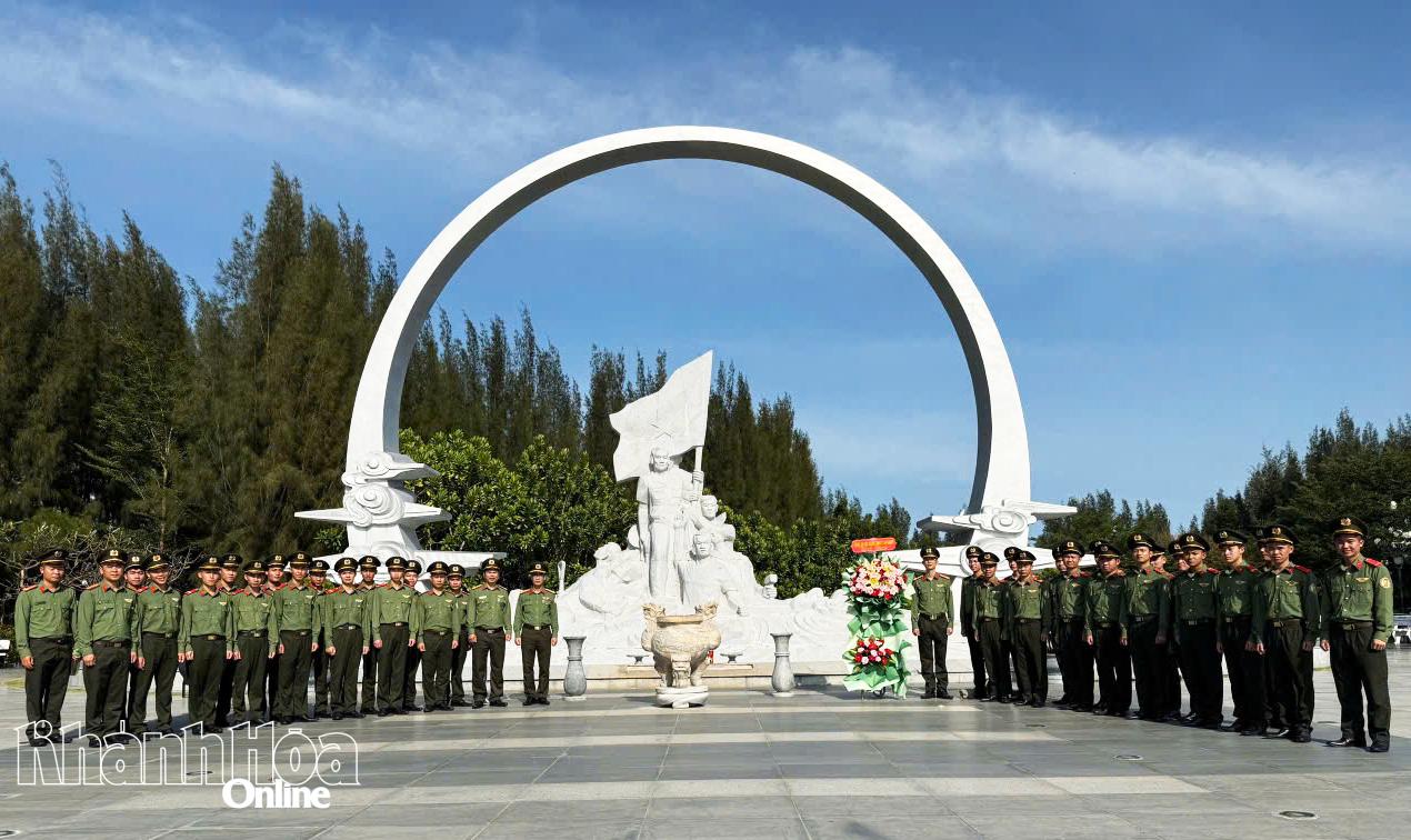 Đội kiểm soát mục tiêu chụp ảnh lưu niệm tại Khu tưởng niệm chiến sĩ Gạc Ma Gạc Ma.