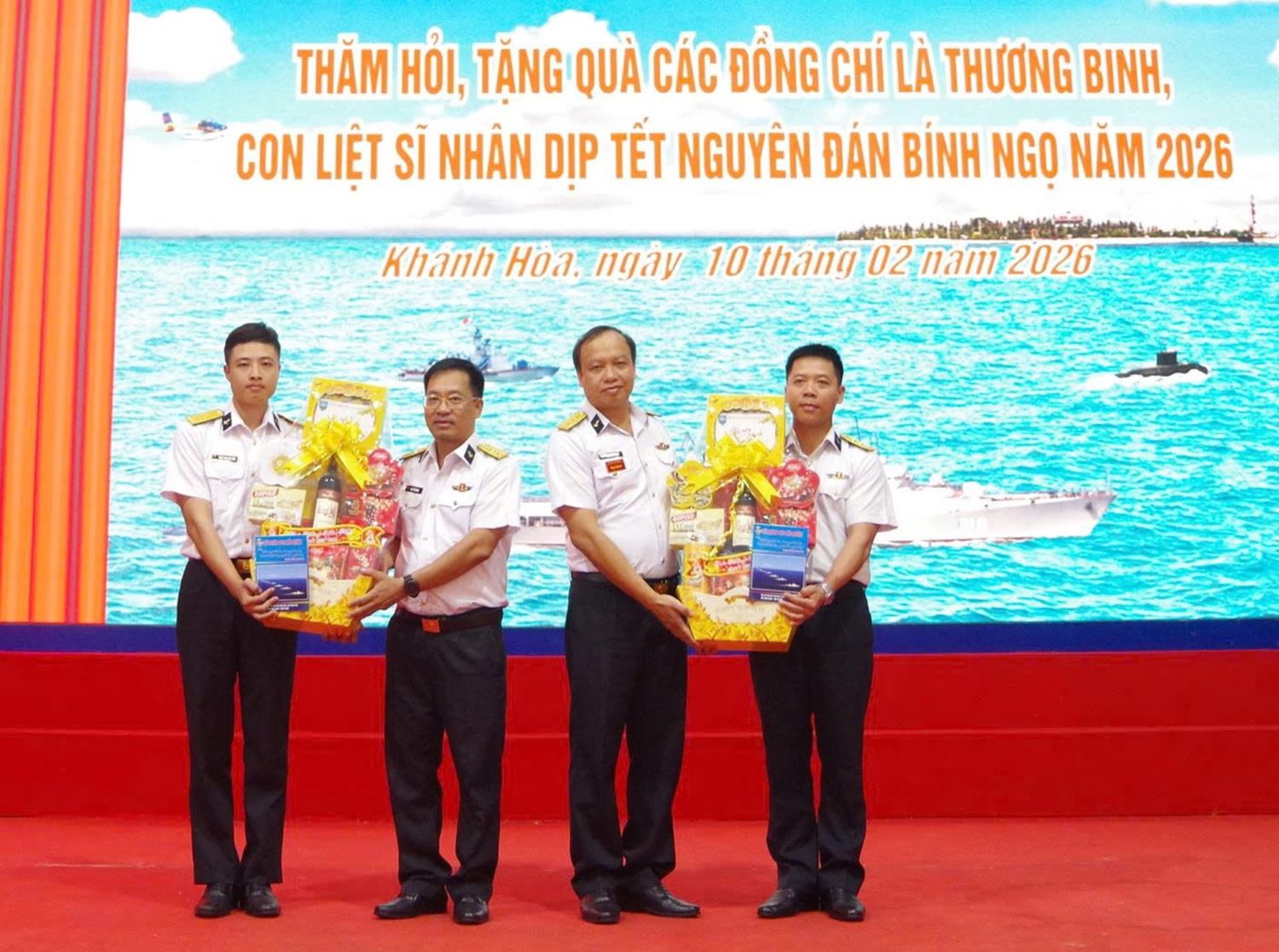 Lãnh đạo Lữ đoàn 162 tặng quà cho thương binh, con liệt sĩ đang công tác tại đơn vị. 