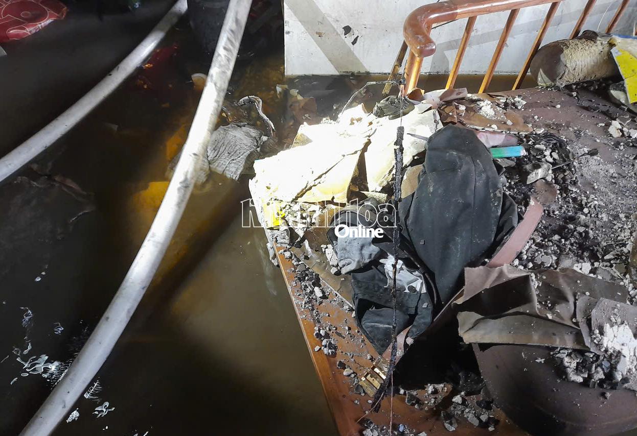 Nhiều đồ đạc tại phòng khách căn hộ cũng bị ngọn lửa thiêu rụi.