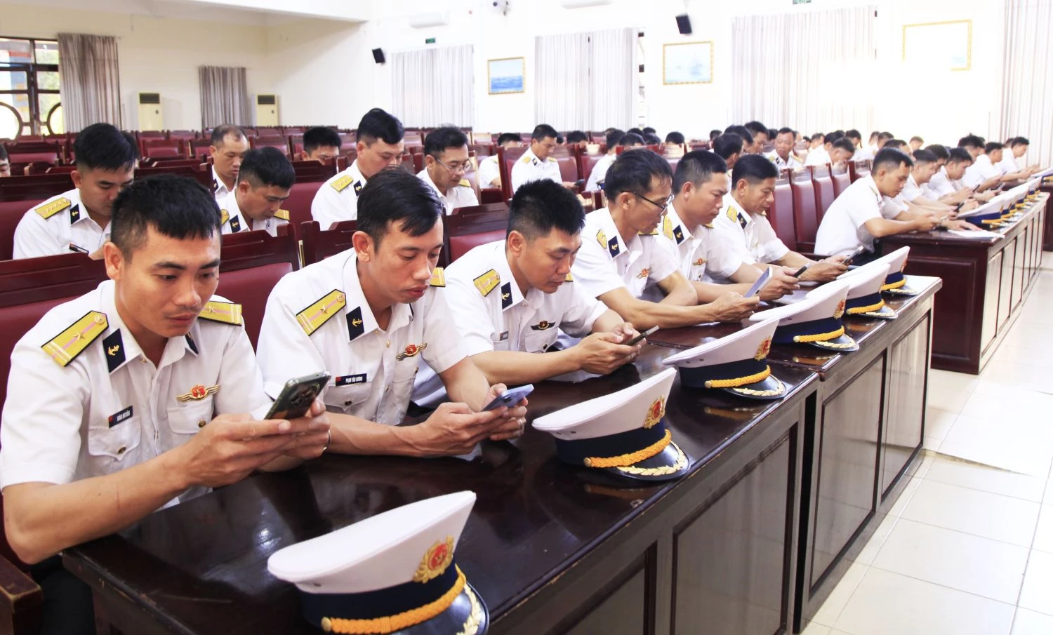 Sĩ quan, quân nhân chuyên nghiệp làm bài kiểm tra trắc nghiệm trên điện thoại.