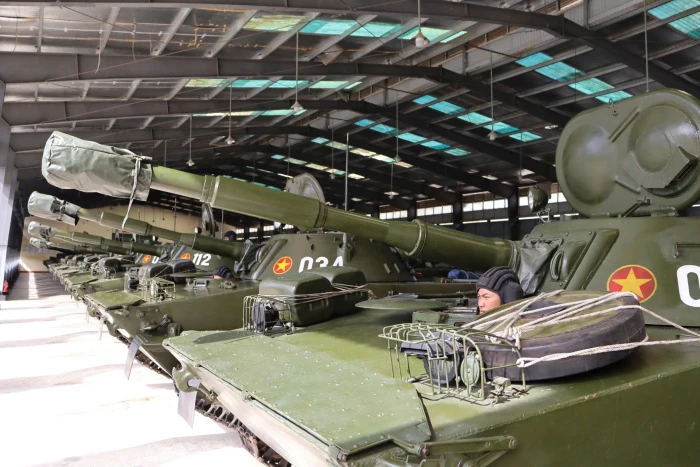 Lữ đoàn 101 tổ chức nổ máy xe ô tô, xe tăng thiết giáp đầu năm