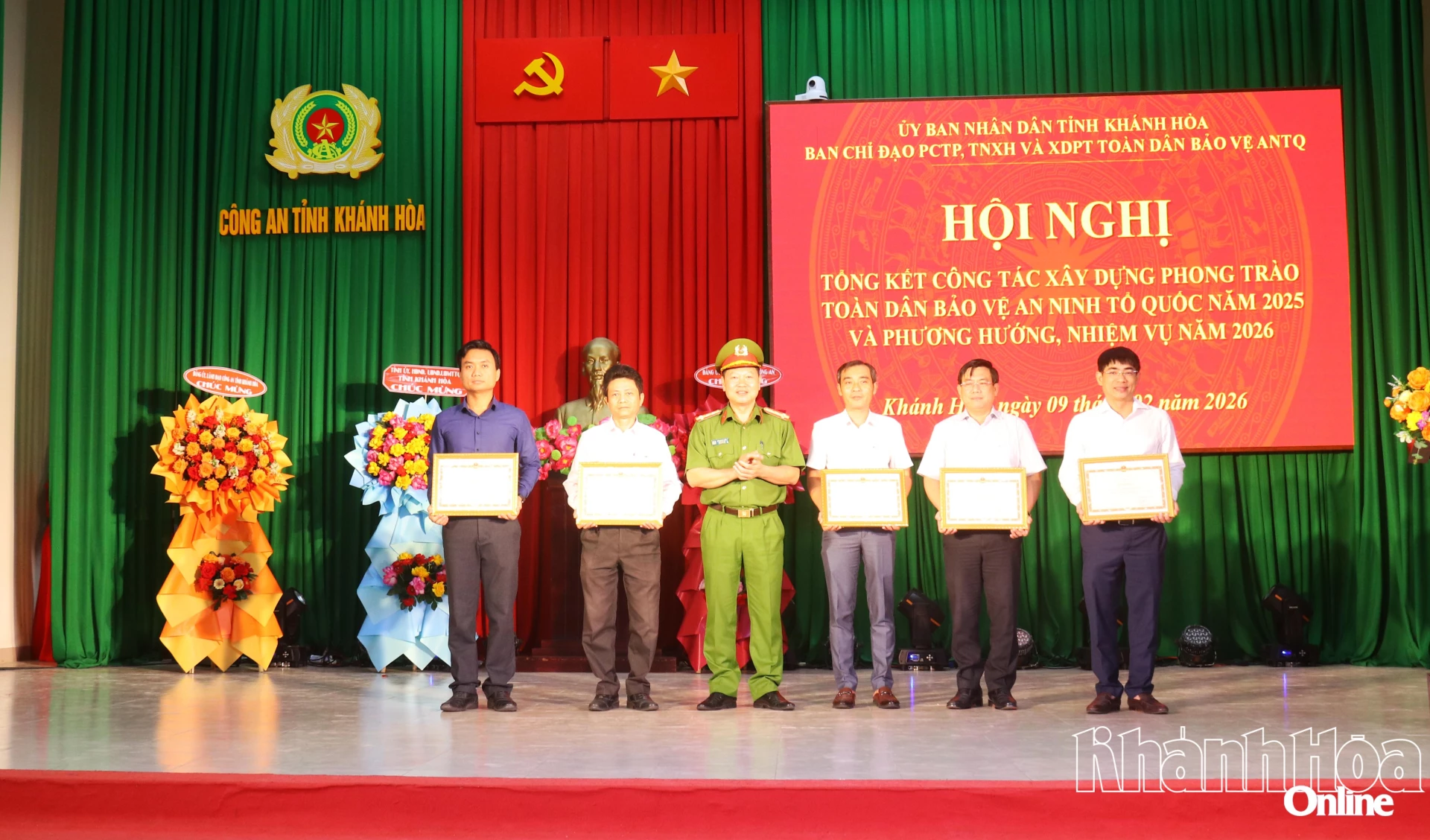 Thừa ủy quyền của Bộ trưởng Bộ Công an, Đại tá Lê Quang Dũng trao bằng khen của Bộ Công an cho các tập thể xuất sắc. 