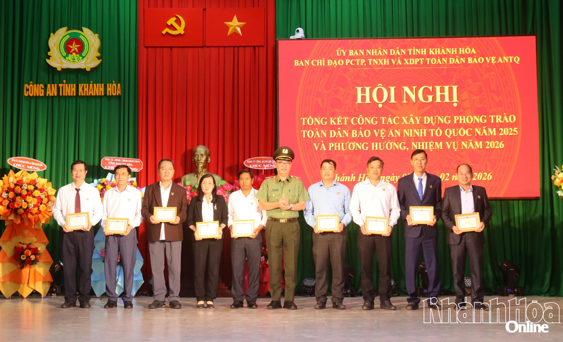 Thừa ủy quyền của Bộ trưởng Bộ Công an, Thiếu tướng Cao Đăng Hưng trao Kỷ niệm chương Bảo vệ an ninh Tổ quốc cho các cá nhân. 