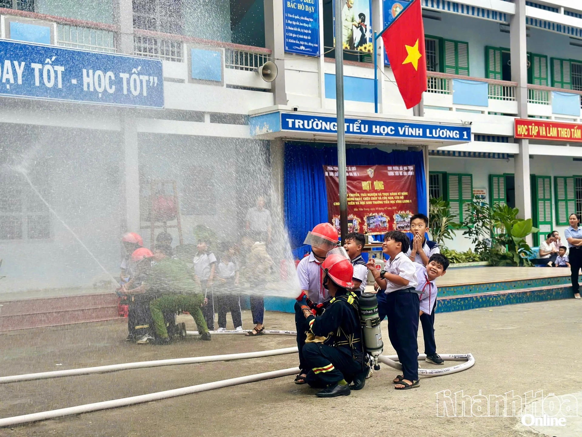 Phần trải nghiệm chữa cháy được các em học sinh hào hứng tham gia.