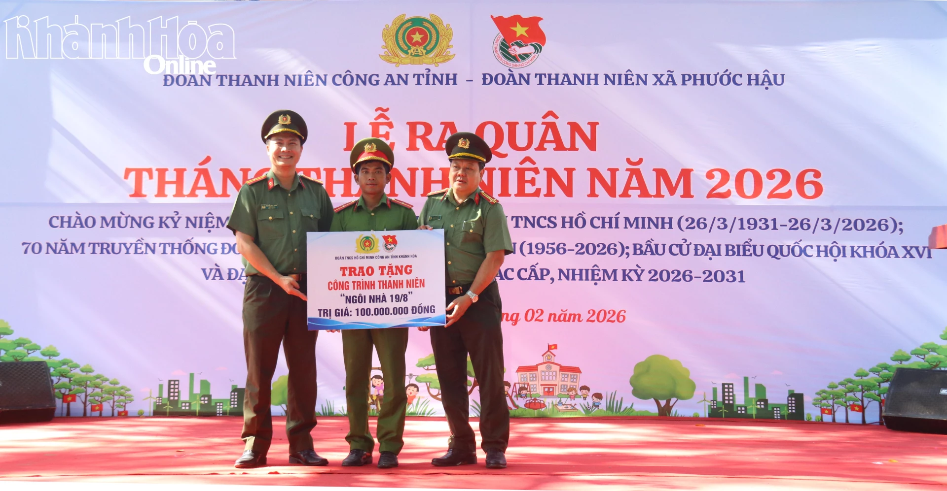 Ban tổ chức trao bảng tượng trưng Công trình “Ngôi nhà 19/8” trị giá 100 triệu đồng, hỗ trợ đoàn viên Chi đoàn Công an xã Phước Hậu