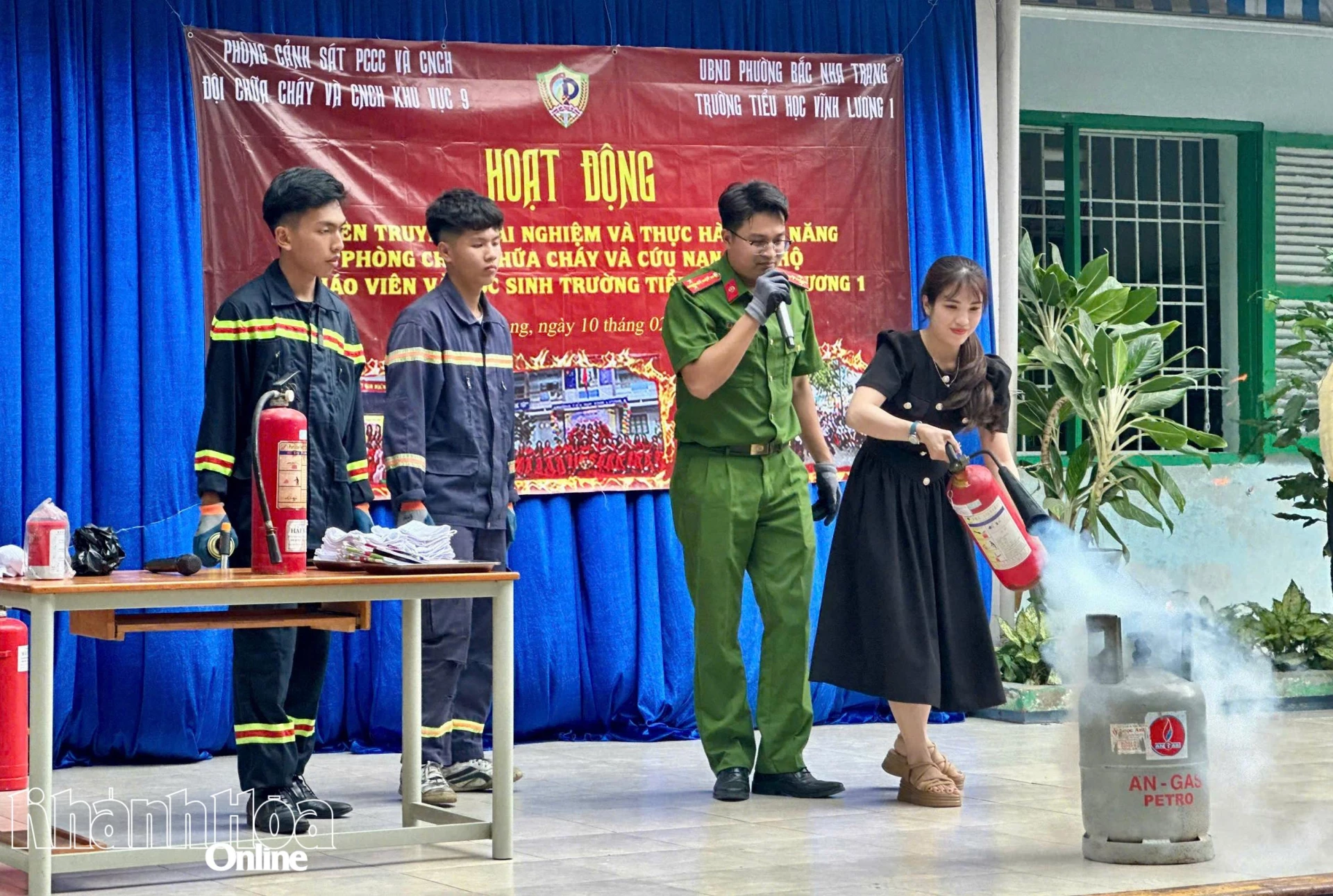 Các cán bộ, giáo viên nhà trường cũng được trải nghiệm sử dụng bình chữa cháy cầm tay dập lửa. 