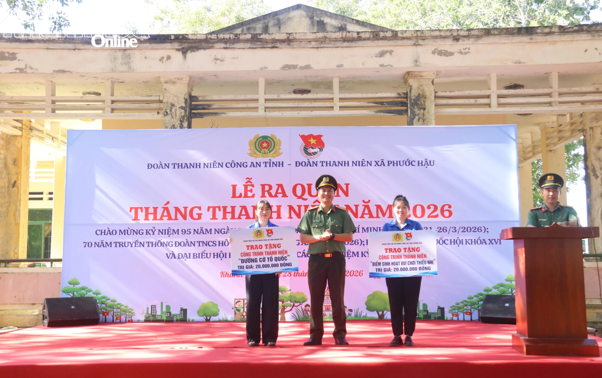Thiếu tá Nguyễn Duy Hưng trao bảng tượng trưng công trình “Đường cờ Tổ quốc” trị giá 20 triệu đồng; Công trình “Điểm sinh hoạt, vui chơi cho thiếu nhi”.