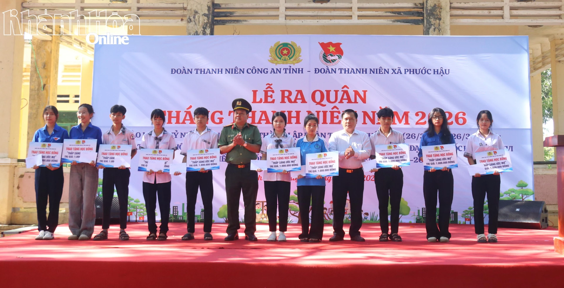 Ban tổ chức trao học bổng cho em học sinh có hoàn cảnh khó khăn, đạt thành tích học tập tốt trên địa bàn xã Phước Hậu.