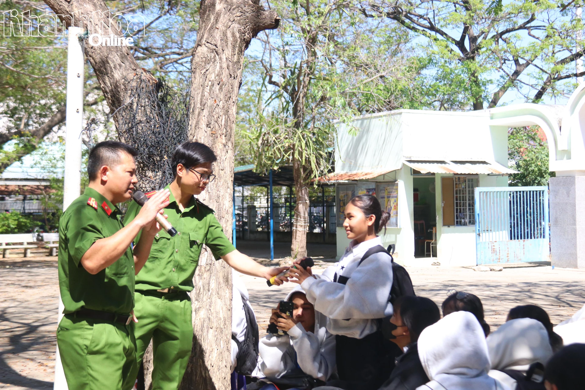 Đoàn viên Ban Thanh niên Công an tỉnh tuyên truyền các quy định của pháp luật về phòng cháy, chữa cháy, phòng chống ma túy, bạo lực học đường tại