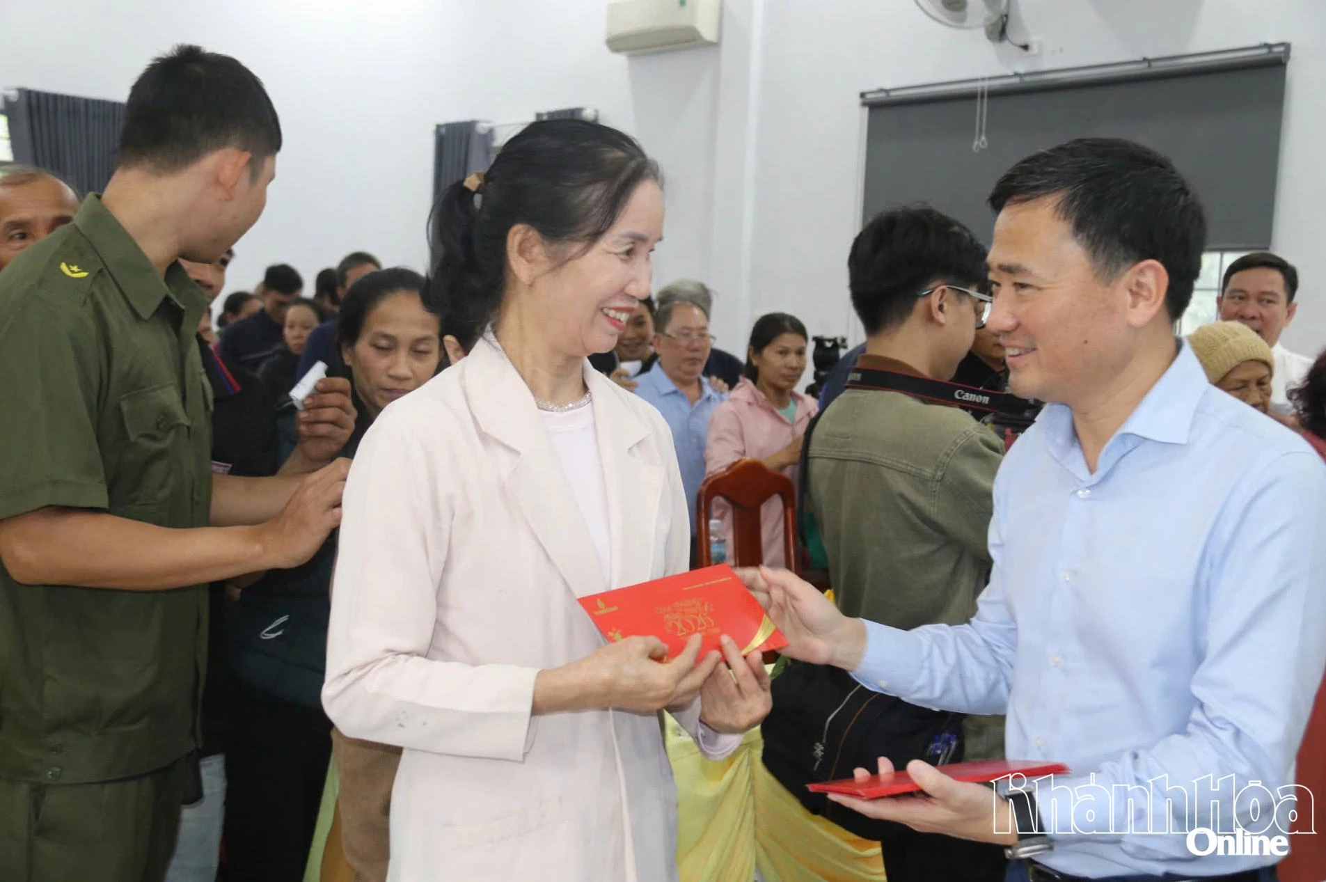 Đại diện lãnh đạo Công đoàn Petrovietnam trao quà Tết cho người dân xã Suối Hiệp.