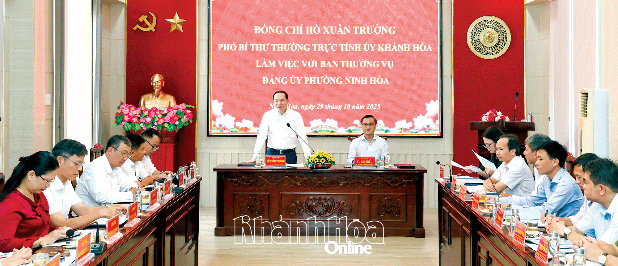 Đồng chí Hồ Xuân Trường làm việc với Đảng ủy phường Ninh Hòa. Ảnh: C.Định