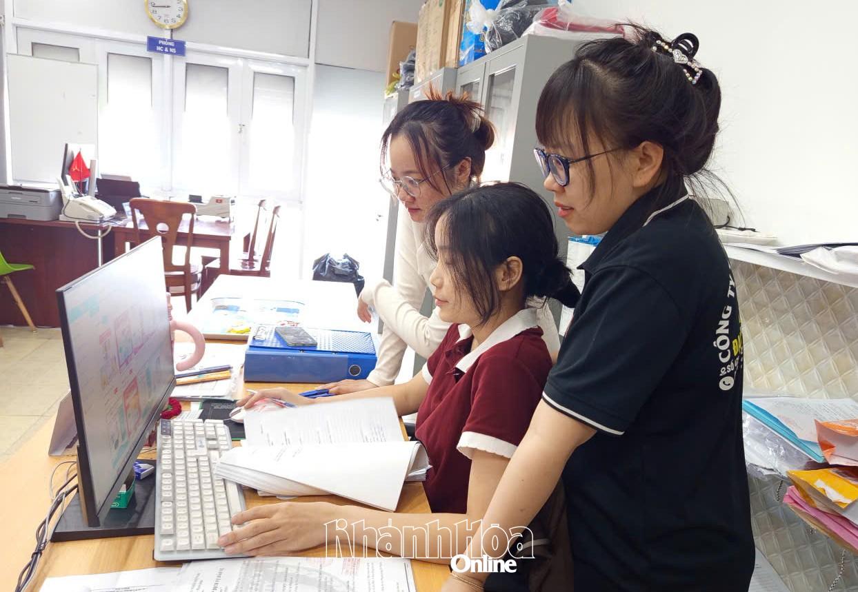 Đoàn viên, người lao động mua hàng trực tuyến tại chương trình Chợ Tết Công đoàn - Xuân 2026.