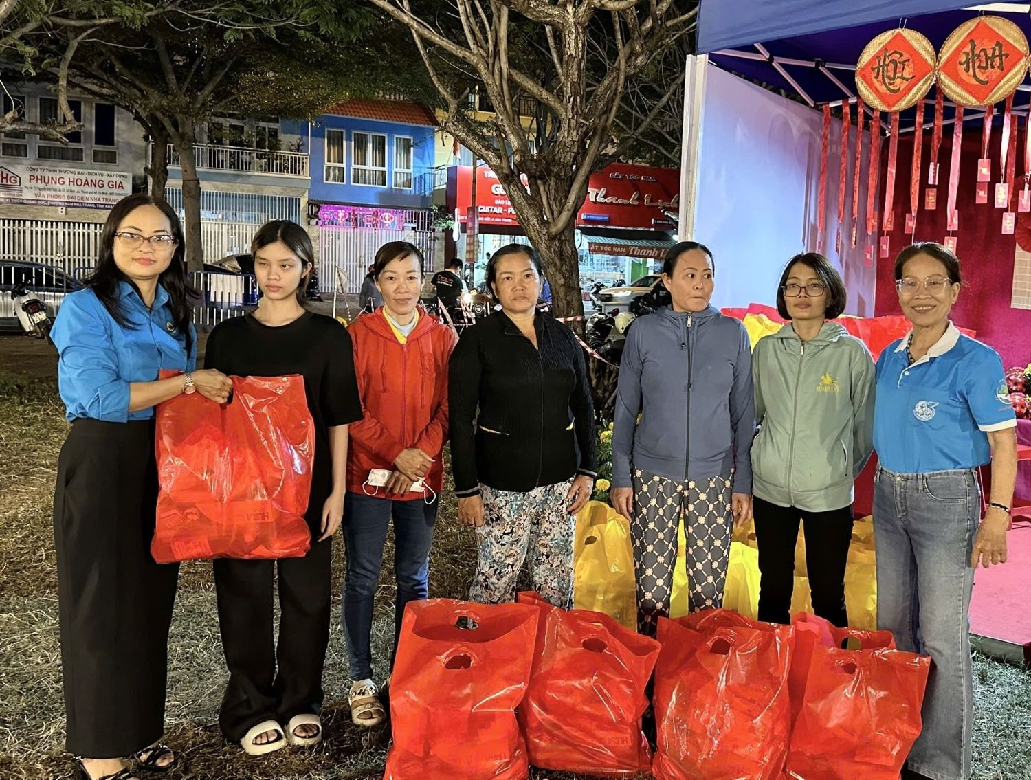 Công đoàn phường Nam Nha Trang tặng quà Tết cho người dân tại Hội hoa xuân phường Nam Nha Trang năm 2026.