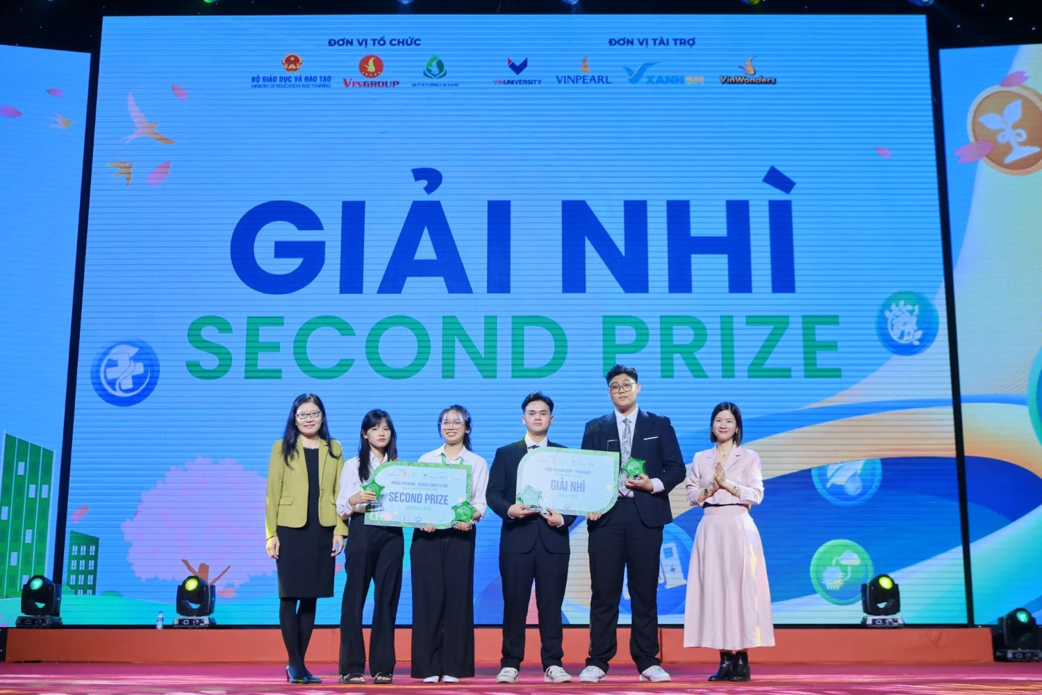 Đội Thống Nhất (phải) và 29.09 về Nhì tại Chung kết cuộc thi Tiếng nói Xanh mùa 3.