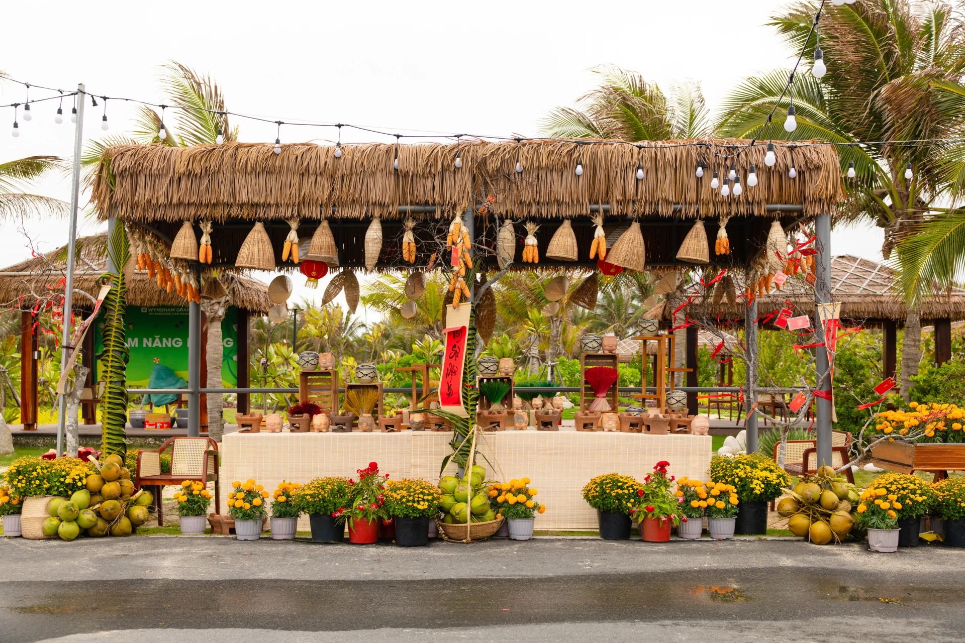 Chòi chợ quê ngày Tết với mái tranh, tre nứa giữa không gian đô thị biển hiện đại.