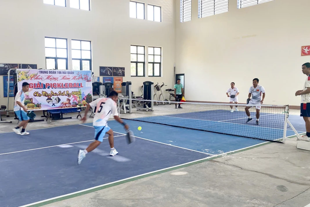 Cán bộ, chiến sĩ thi đấu pickleball.