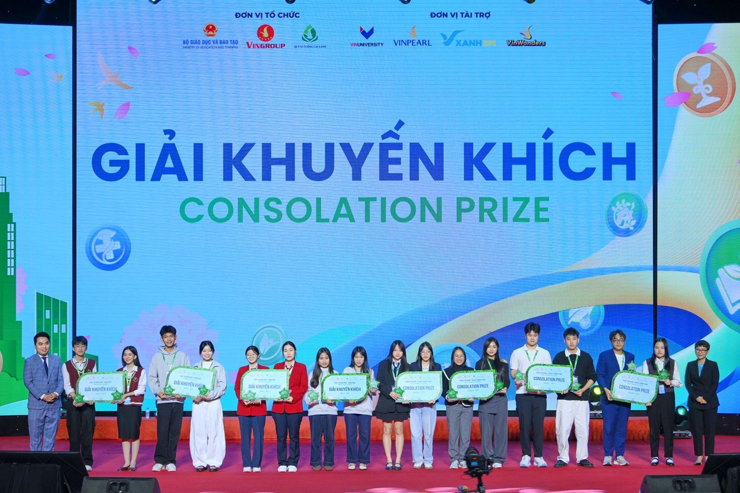 Các đội thi đoạt Giải Khuyến khích tại chung kết cuộc thi Tiếng nói Xanh mùa 3.