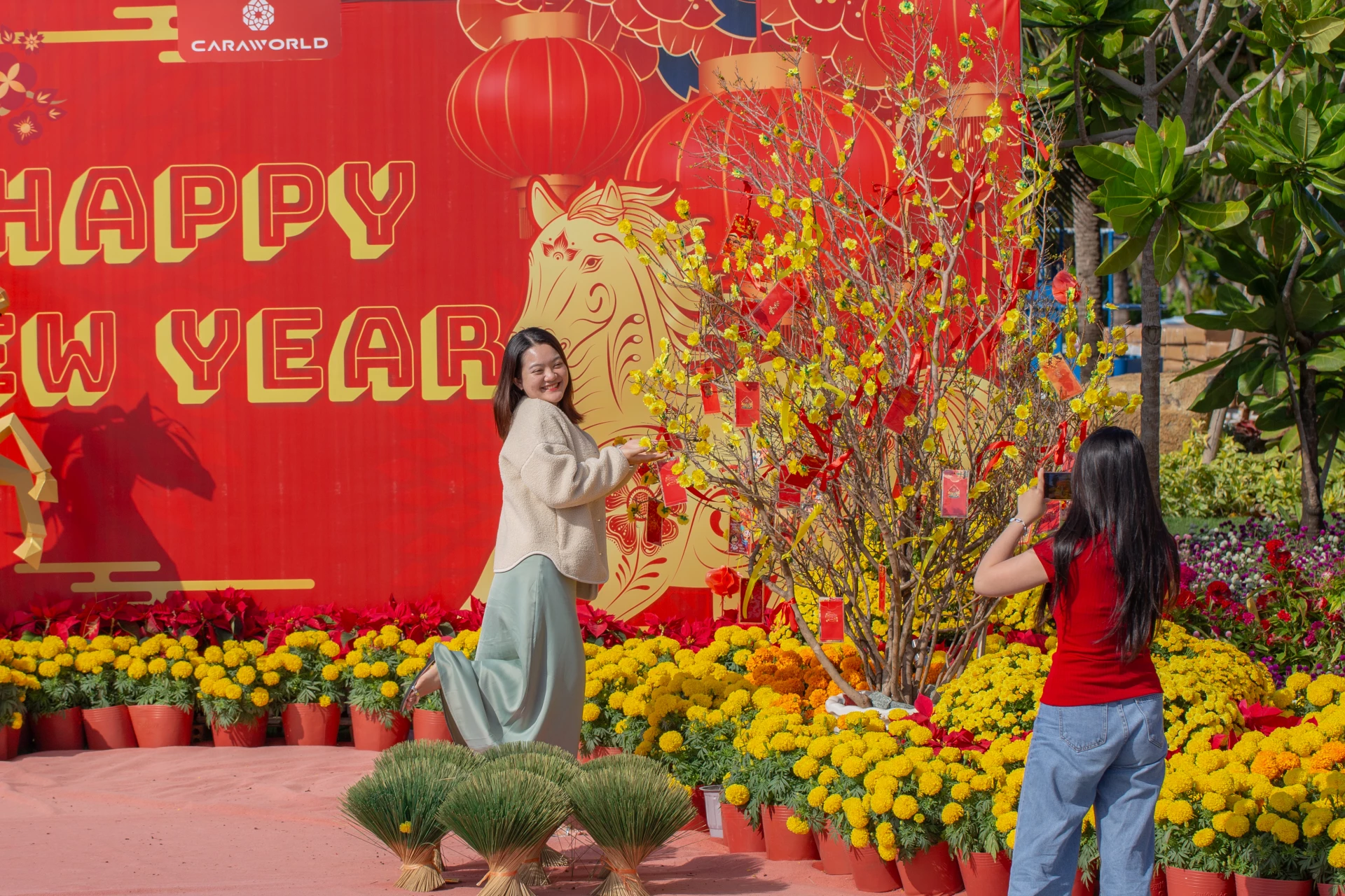 Không gian mở thu hút người dân đến tham quan, chụp hình.