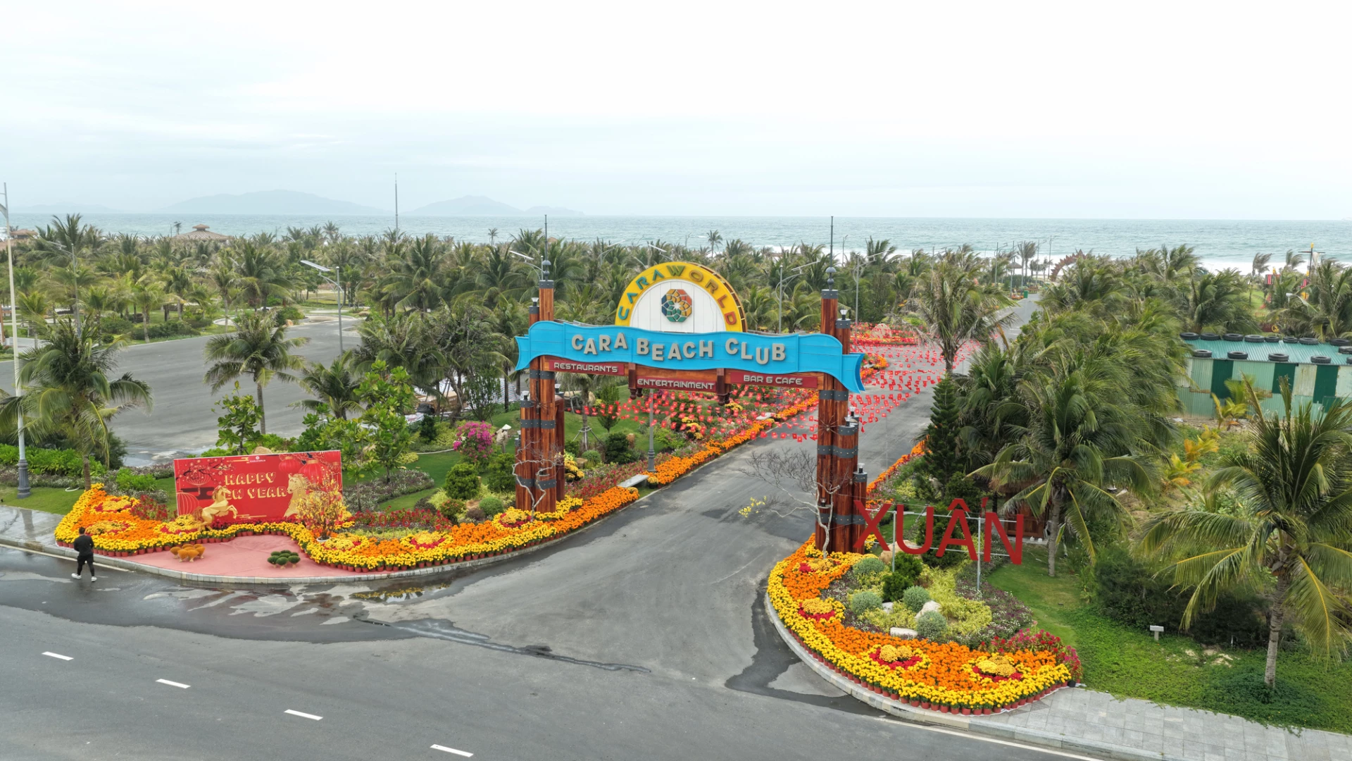 Sắc xuân rực rỡ bên bờ biển Bãi Dài - Cam Ranh.