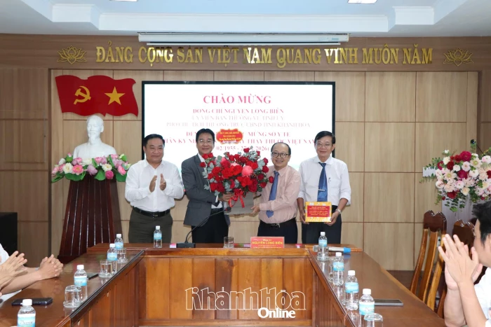 Phó Chủ tịch Thường trực UBND tỉnh Nguyễn Long Biên thăm, chúc mừng Sở Y tế nhân Ngày Thầy thuốc Việt Nam