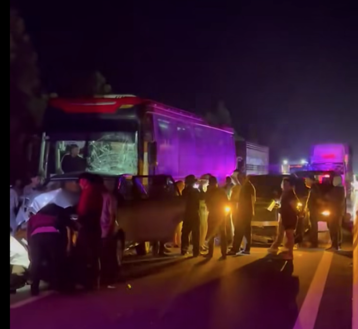 Đã hết kẹt xe sau tai nạn liên hoàn trên tuyến đường bộ cao tốc Nha Trang - Cam Lâm