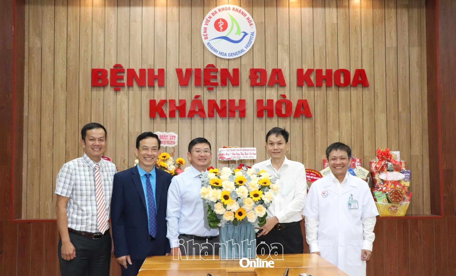 Ông Lê Hoàng Triều thăm và chúc mừng Bệnh viện Đa khoa Khánh Hòa.