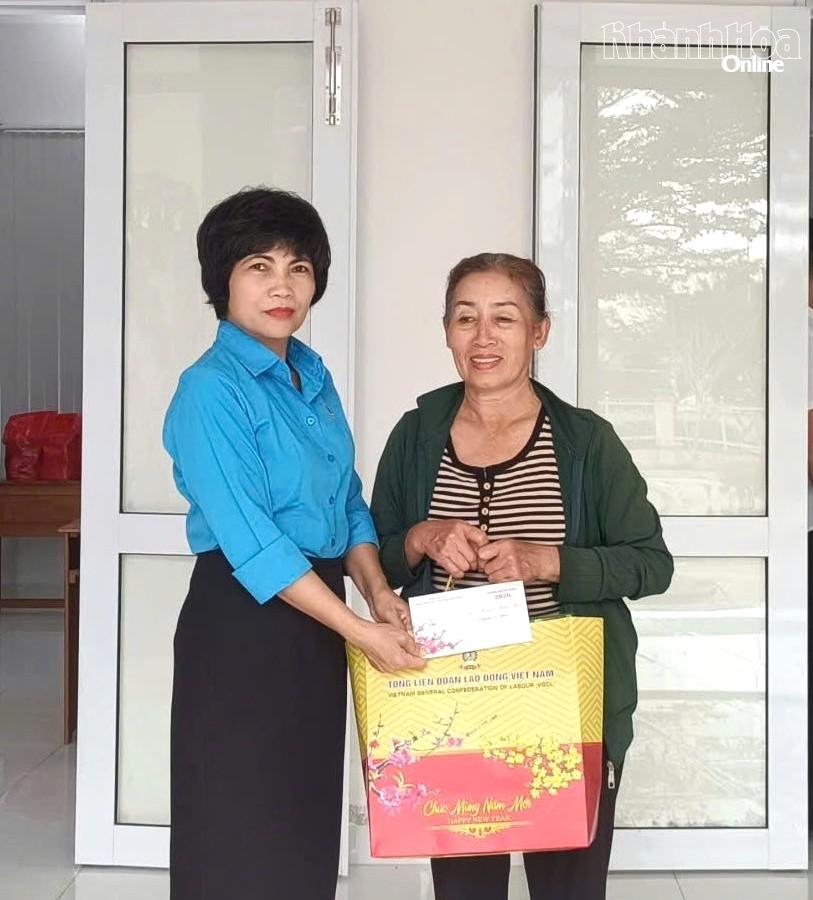 Lãnh đạo Ban Công đoàn Khu công nghiệp trao quà Tết cho người lao động tại Khu công nghiệp Suối Dầu.